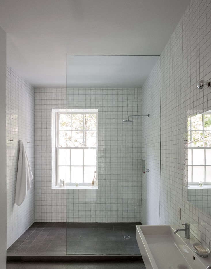 a fernlund + logan shower from nordic beauty: a brooklyn townhouse reinvented w 23
