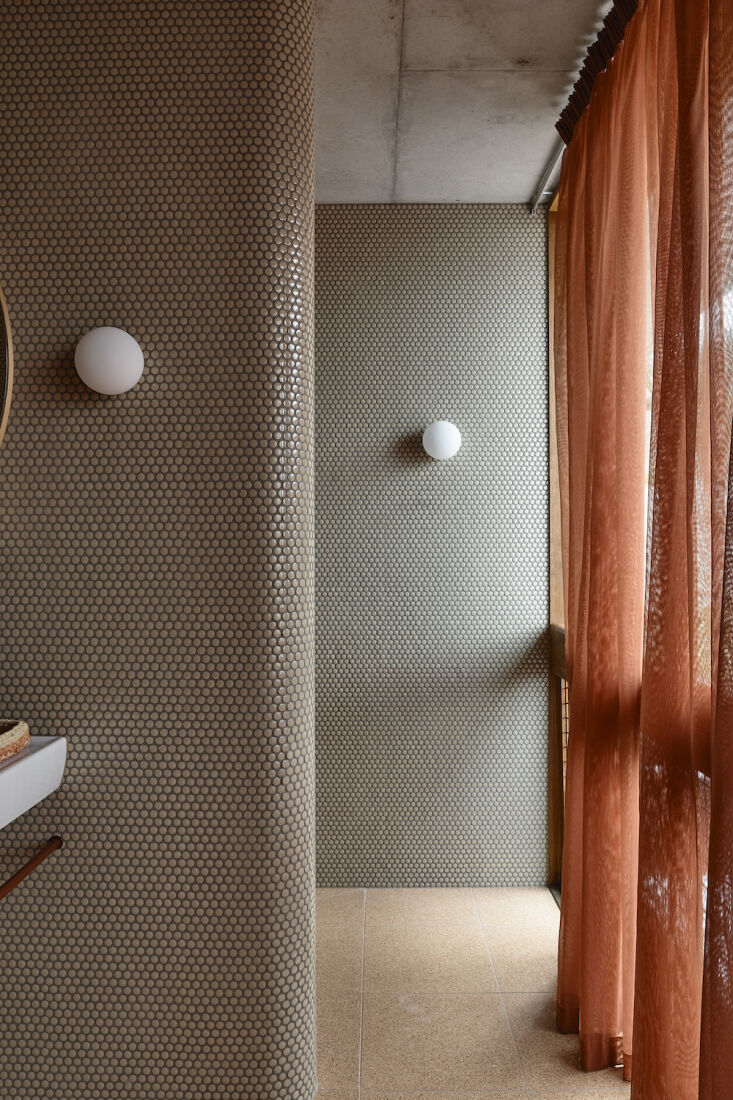 a gently curved wall opens into the bath area. photography by derek swalwell,  18