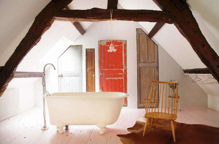 an offbeat attic bath fitted with four vintage doors at the d’une Île estat 24