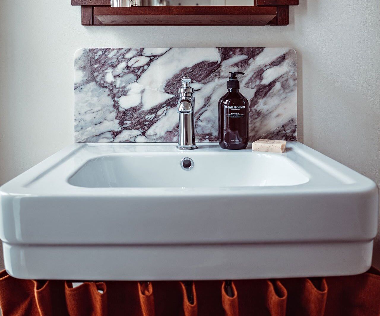hotel des academies et des arts bathroom crop