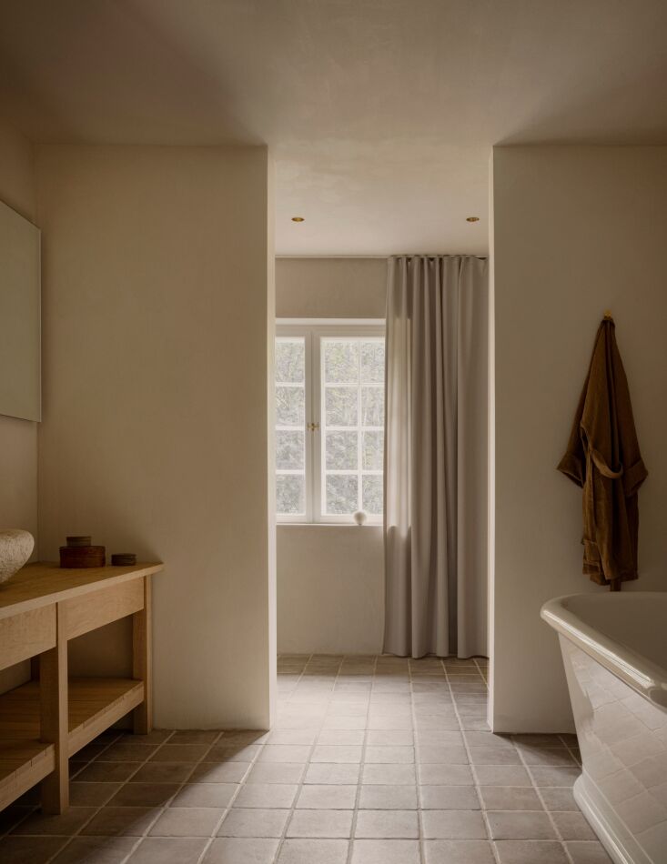 flooring is made up of large kronos ceramiche block tiles in bruge. 30