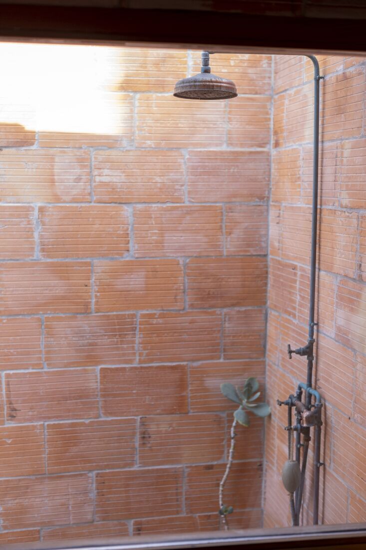 there\2\17;s also an outdoor shower. 24