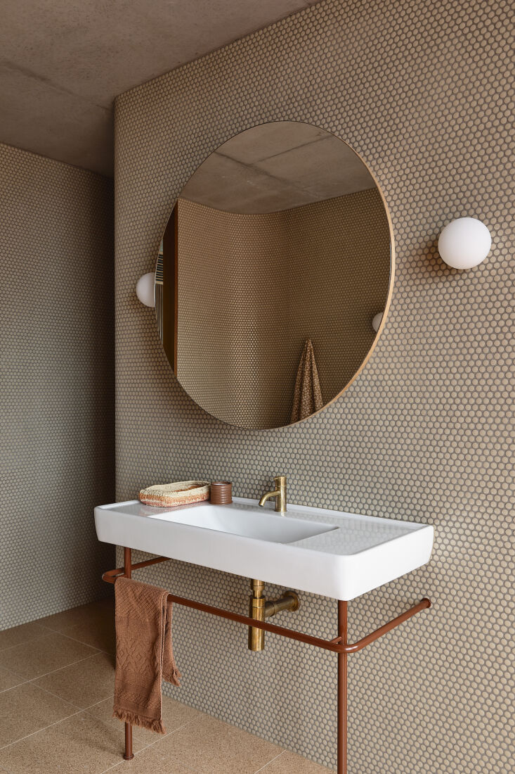 the sink base is powder coated in a terracotta color. photography by derek swa 17