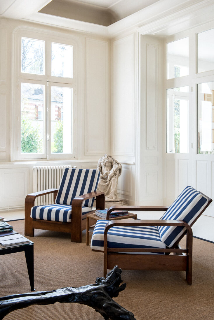 vintage lounge chairs upholstered in wide navy stripe fabric. photo by anna fou 21