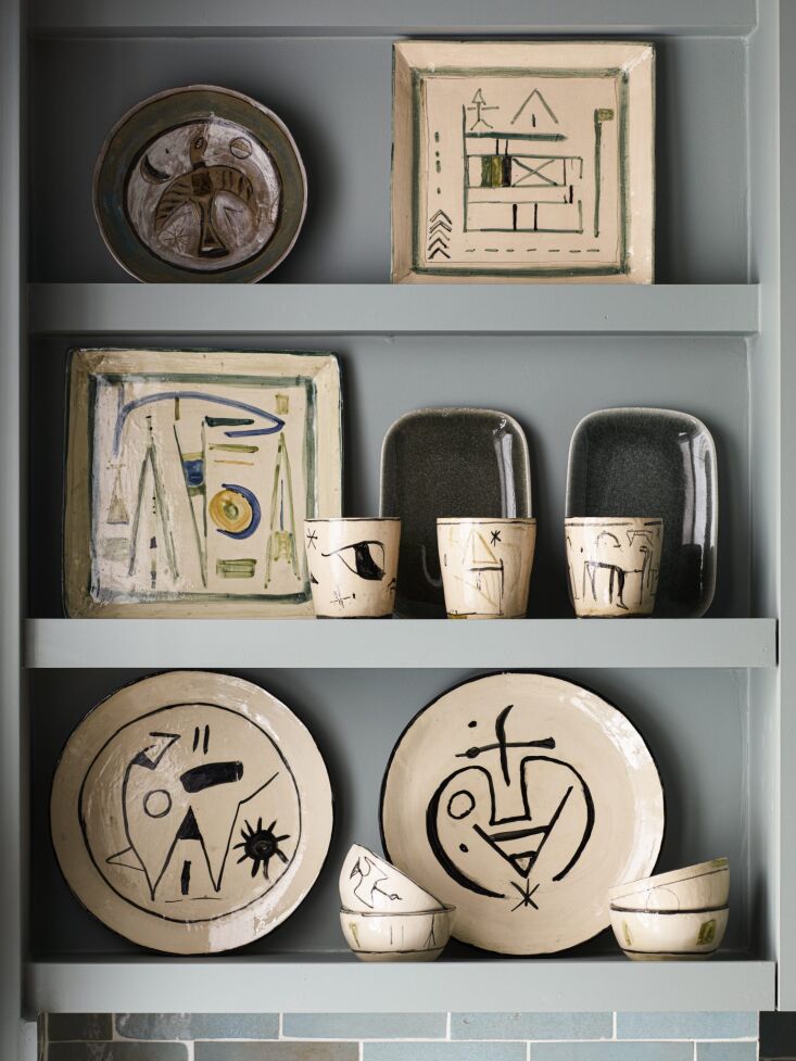 the ceramics are by parisian artist catherine magdelaine. \2\20;i like t 21