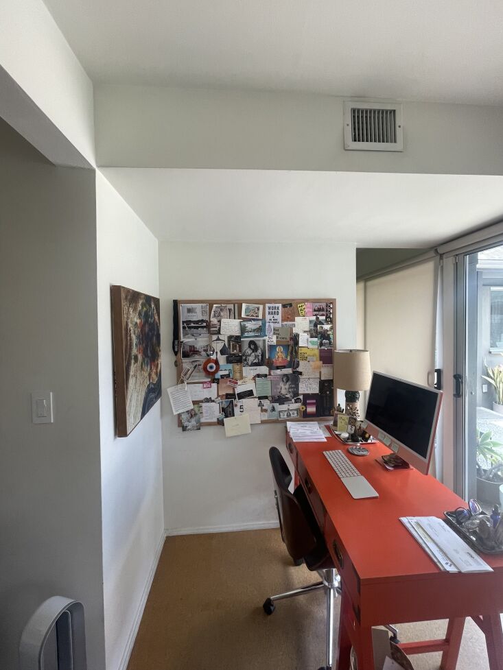 jennifer\2\17;s long lacquered desk fit awkwardly in what was designed t 26