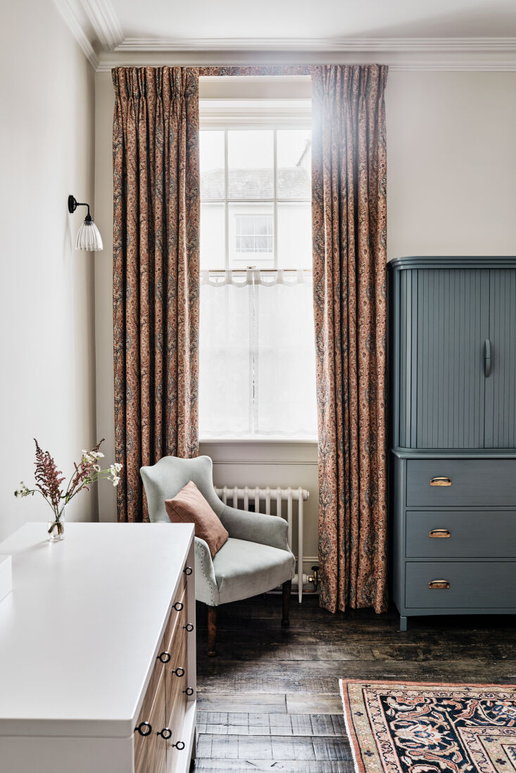 the custom cabinet, in farrow & ball\2\17;s de nimes blue, houses a  34