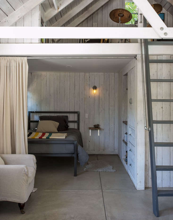 Backyard Bunkhouse Hollywood Royal Family Edition portrait 5