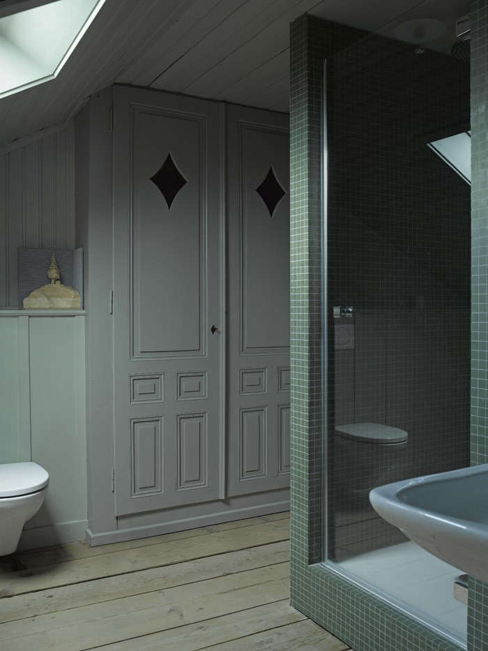 Steal This Look An Attic Bath in a Spectrum of Greens portrait 5