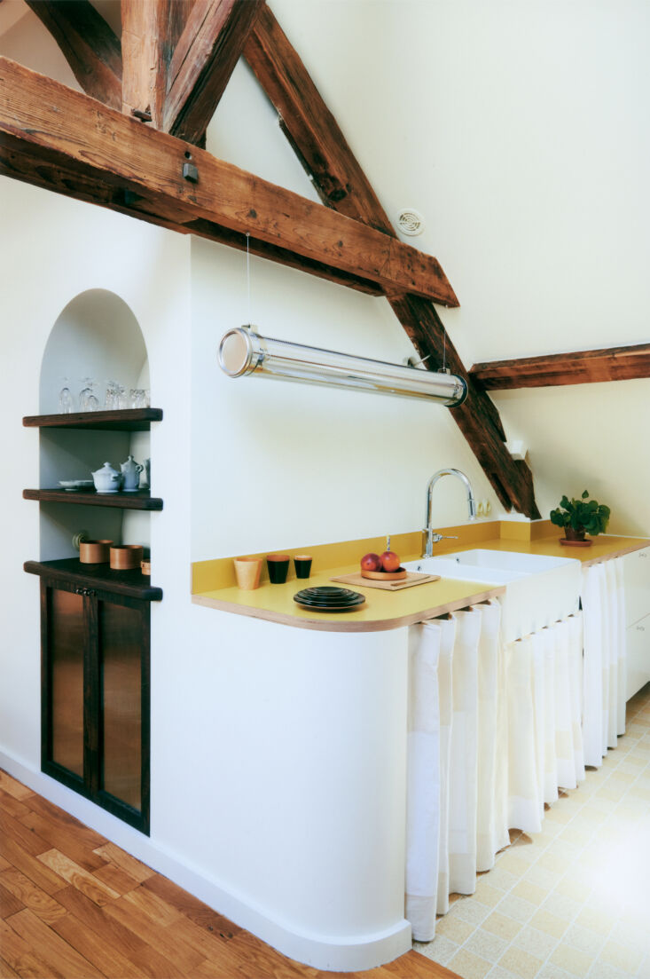 to lend the design softness and cohesion, the architects applied curved lines t 19