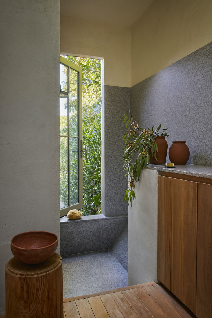 the step down granite bath and shower. the granite was sourced from coldspring. 26