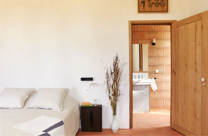 carrying from the bedroom into the ensuite bath is cocciopesto flooring, a type 26