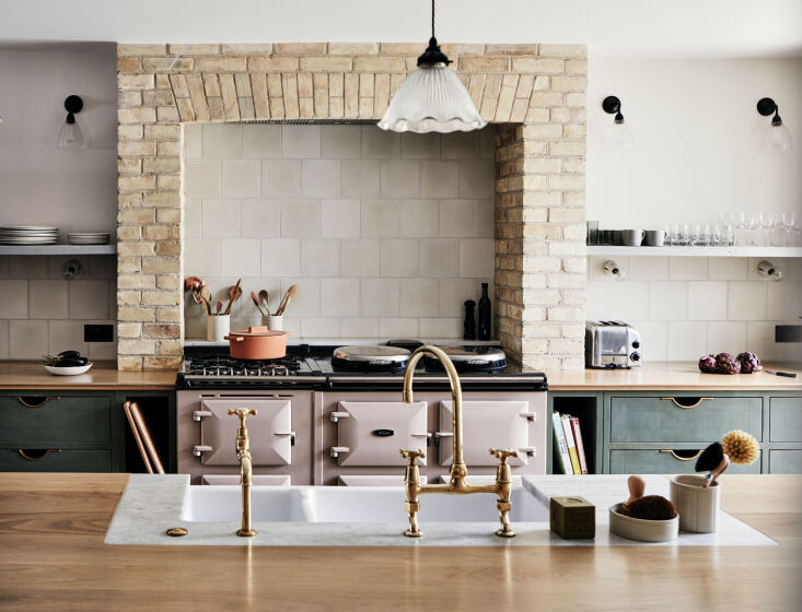 the blush pink er7 series \100 aga is electric with a gas \2\20;hob modu 19