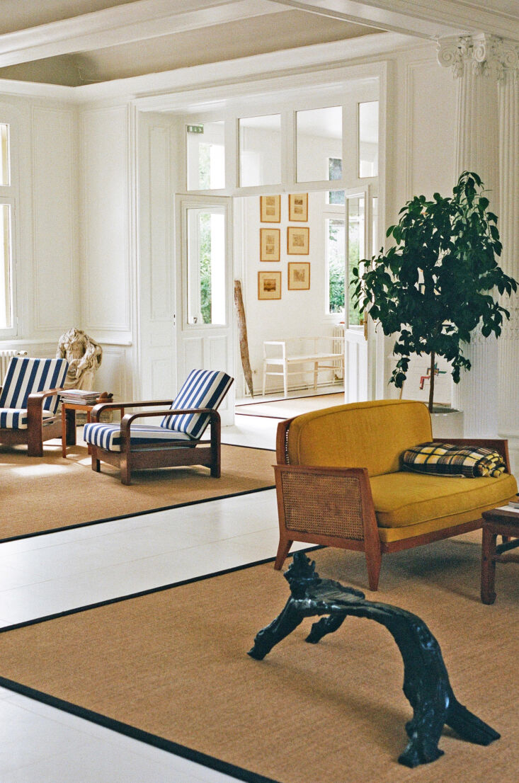 two large jute rugs anchor separate lounge spaces in the large salon. photo by  20