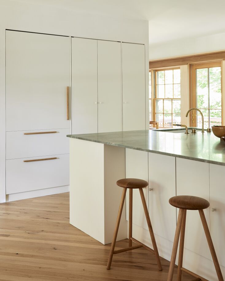the island counter is j\2\17;adore quartzite. the perch high barstools a 24