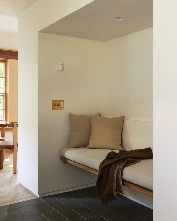 the oak bench is built into the back of the pantry volume. \2\20;maleeha 29