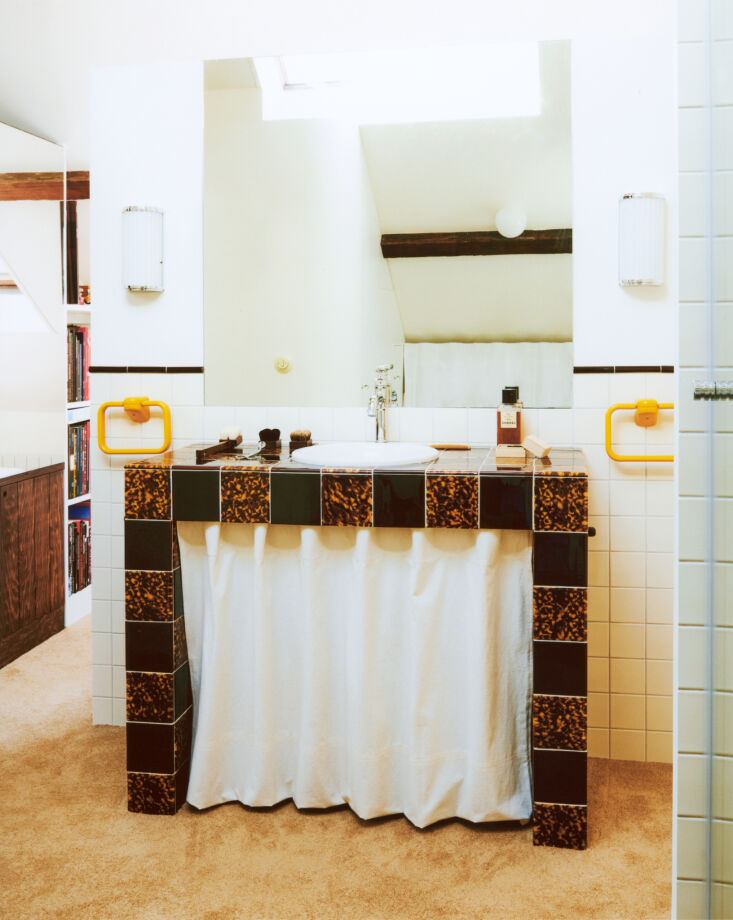 the wall to wall carpeting in the en suite bath was inspired by olivier\ 26