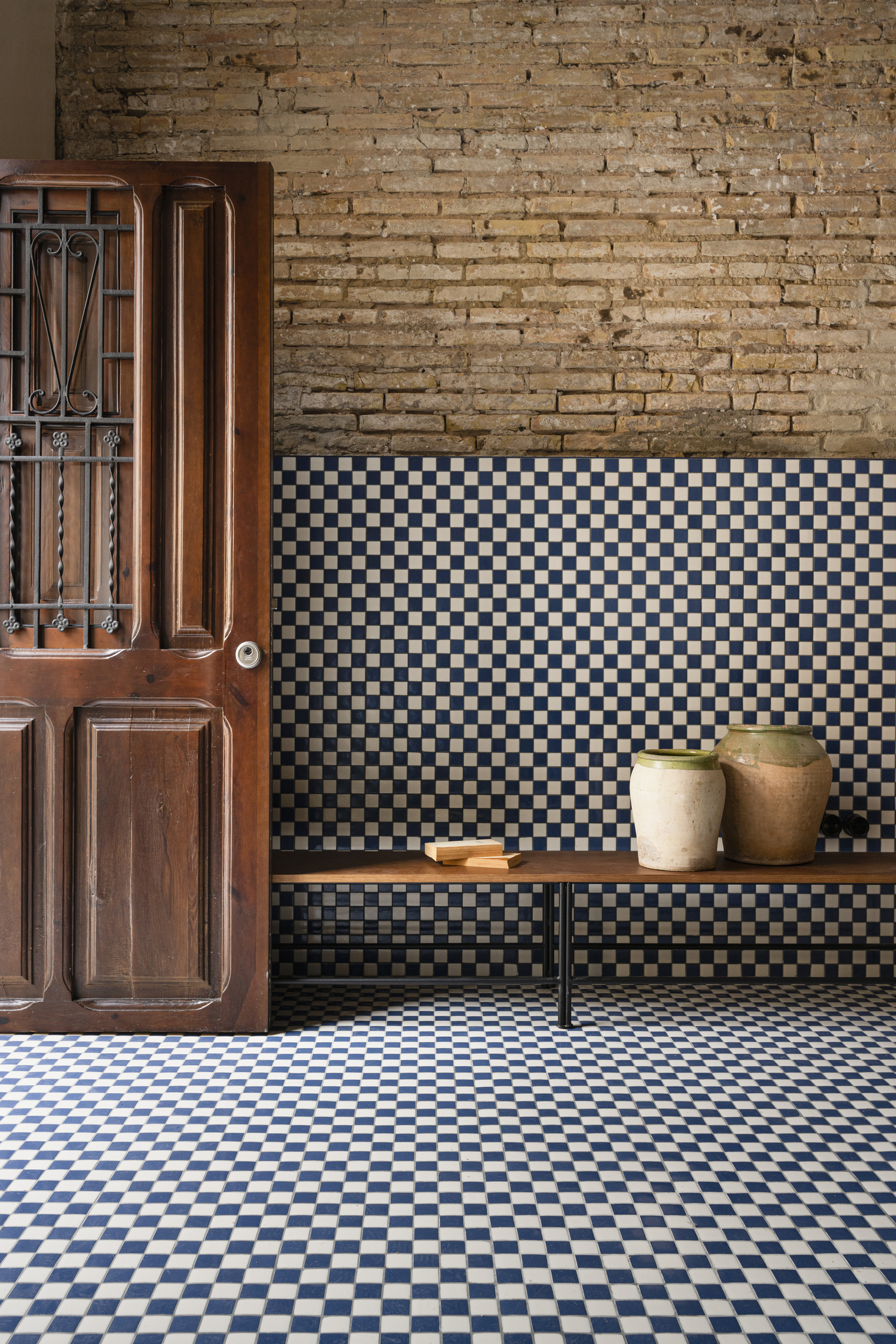 the 85 square meter (approximately 9\14 square foot) house is in valencia&# 17